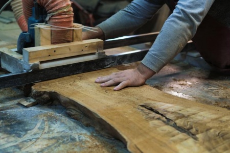 Quelles compétences rechercher chez un charpentier pour vos travaux traditionnels