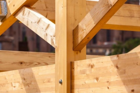 Couverture en bois : atouts et entretien pour votre toiture